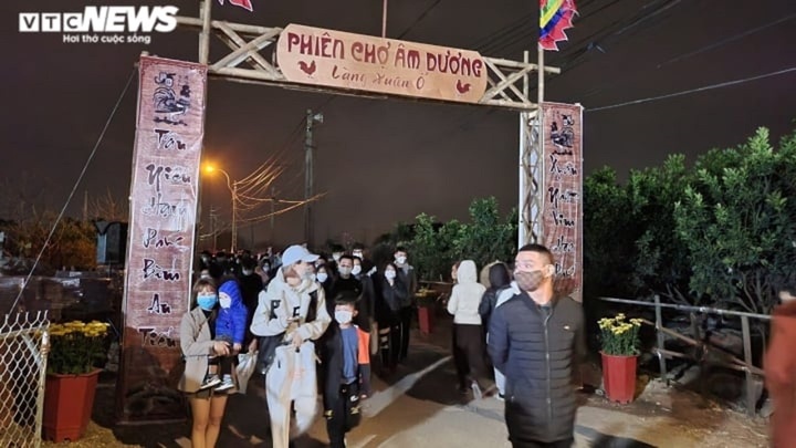 Chợ âm - dương nằm ở địa phận làng Ó (nay là làng Xuân Ổ), phường Võ Cường, TP Bắc Ninh. Mỗi năm chợ chỉ họp một lần vào đêm mùng 4, rạng sáng mùng 5 Tết. (Ảnh: Văn Chương)