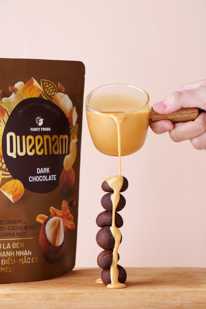 Socola Đen Caramel bọc hạt là sự kết hợp hài hòa giữa vị đắng nhẹ của socola đen, hương caramel ngọt ngào và độ giòn bùi của các loại hạt dinh dưỡng. (Ảnh: Queenam)