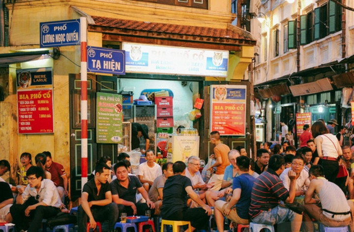 Con phố này nằm ở giữa lòng thành phố Hà Nội, do vậy lúc nào cũng đông người.