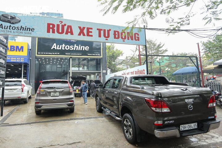 Dịch vụ rửa xe đắt khách những ngày cận Tết. (Ảnh: Minh Đức)