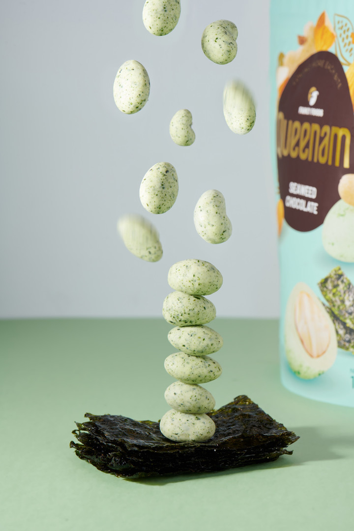 Socola Rong Biển bọc hạt là sự kết hợp hài hòa giữa vị ngọt nhẹ của socola trắng, vị mặn nhẹ của rong biển và độ giòn bùi của các loại hạt dinh dưỡng. (Ảnh: Queenam)