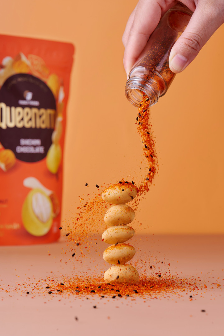 Socola Shichimi bọc hạt là sự kết hợp hài hòa giữa vị ngọt nhẹ của socola trắng, cay ấm từ bột ớt shichimi và độ giòn bùi của các loại hạt dinh dưỡng. (Ảnh: Queenam)