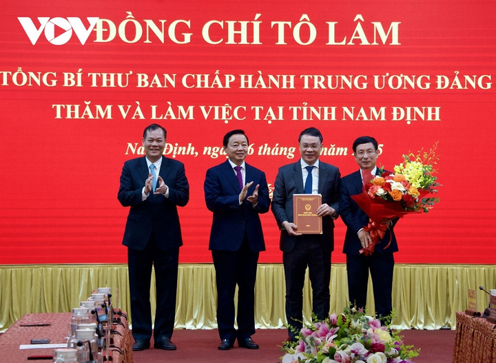 Phó Thủ tướng Trần Hồng Hà trao quyết định thành lập Khu kinh tế Ninh Cơ.