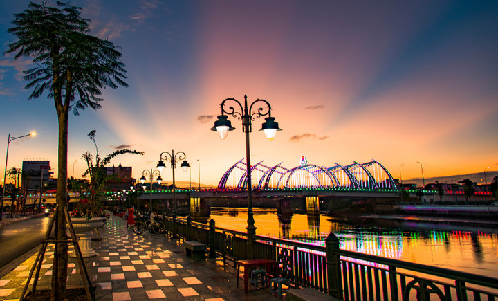 Vẻ đẹp của cầu Quay khi hoàng hôn xuống. (Ảnh: Hồng Phong)