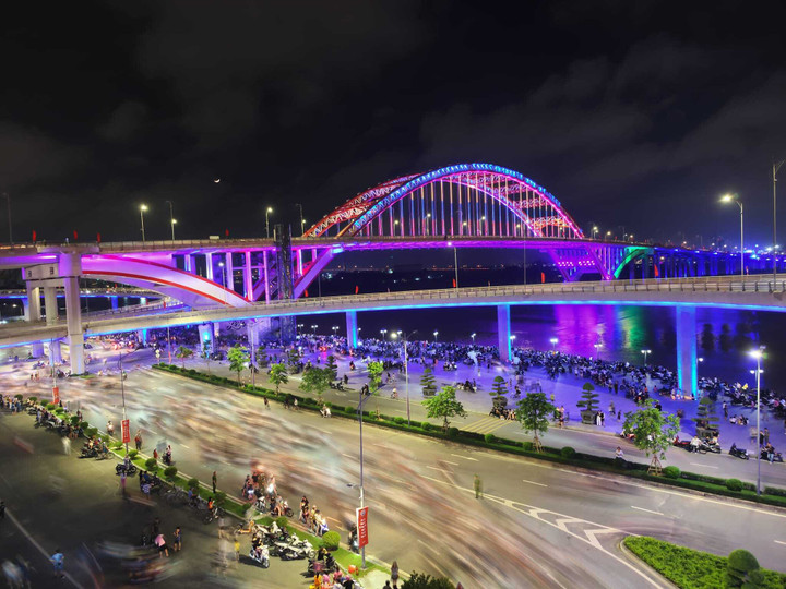 Với thiết kế hiện đại, cây cầu mang dáng vẻ độc đáo, được ví như "cánh chim hải âu" bay trên sông Cấm. (Ảnh: Nguyễn Đức Nghĩa)