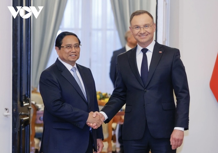Thủ tướng Phạm Minh Chính (trái) hội kiến Tổng thống Ba Lan Andrzej Duda (phải).