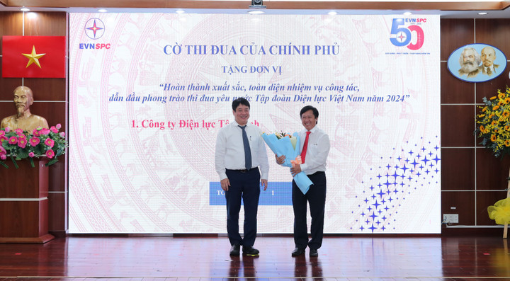 Tổng Giám đốc EVN Nguyễn Anh Tuấn tặng Cờ Thi đua Chính phủ cho Công ty Điện lực Tây Ninh.