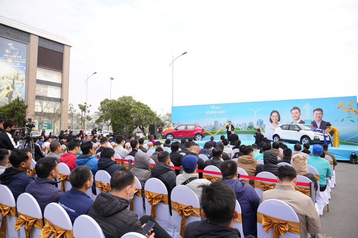 Lễ bàn giao xe Xanh SM Platform diễn ra sáng 15/01/2025 thu hút hơn 300 đối tác tài xế tới tham dự.