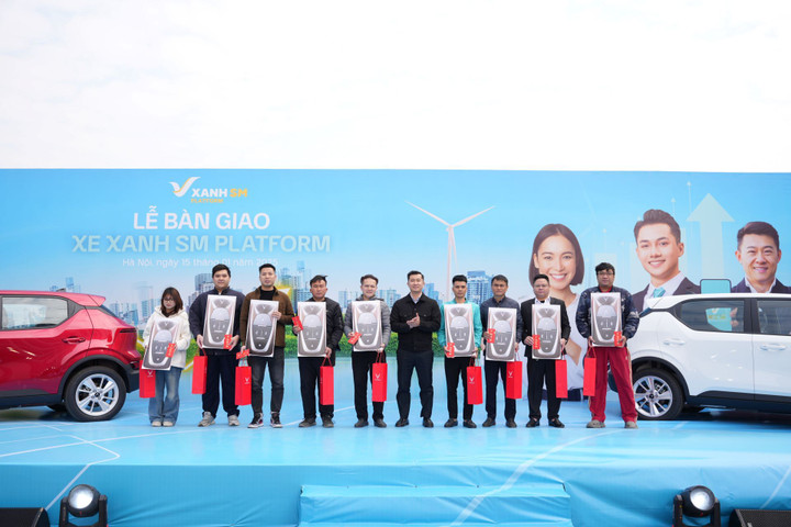 Nghi thức trao chìa khóa xe điện cho khách hàng, đánh dấu sự khởi đầu của mối quan hệ hợp tác lâu dài và bền vững.