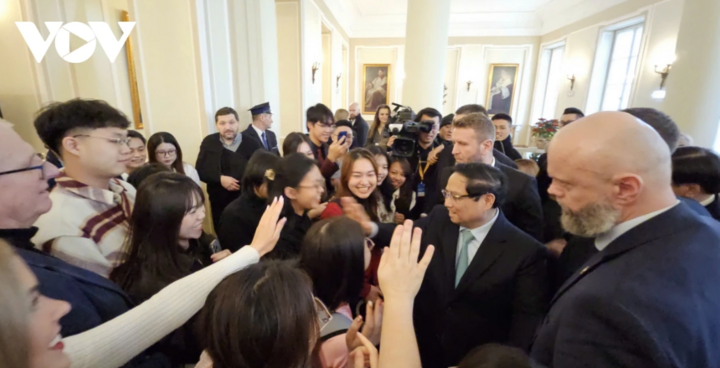 Thủ tướng Phạm Minh Chính giao lưu cùng các em sinh viên theo học tại Đại học Tổng hợp Warsaw.