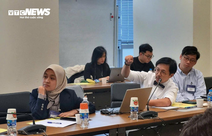 Các đại biểu đặt câu hỏi.