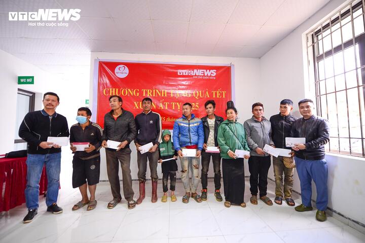 Ông Trần Thanh Bình - Giám đốc VOV Tây Bắc (ngoài cùng bên trái) cùng ông Dương Quang Tùng, Phó Tổng biên tập Báo điện tử VTC News trao quà Tết cho các hộ dân xã Nậm Lầu.