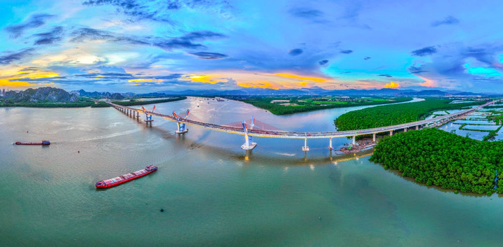 Cầu Bến Rừng nối liền TP Thủy Nguyên (Hải Phòng) với thị xã Quảng Yên (Quảng Ninh).(Ảnh: Nguyễn Đức Nghĩa)
