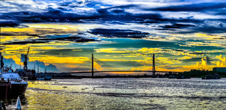 Chiều cao và vẻ uy nghiêm của cầu Bính tạo nên bức tranh hùng vĩ, thu hút ánh nhìn từ mọi góc độ, xứng đáng trở thành một trong những biểu tượng phát triển của thành phố Cảng. (Ảnh: Hồng Phong)