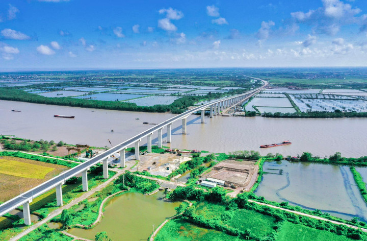 Đây là một trong những cây cầu lớn nhất của tuyến đường ven biển. (Ảnh: Nguyễn Đức Nghĩa)