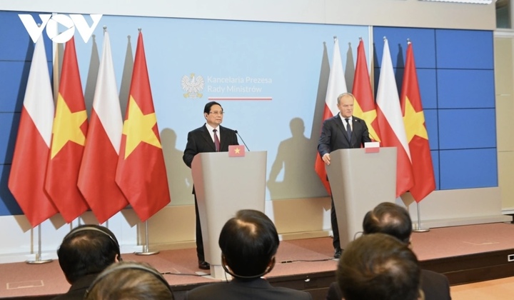 Thủ tướng Phạm Minh Chính và Thủ tướng Ba Lan Donald Tusk gặp gỡ báo chí.