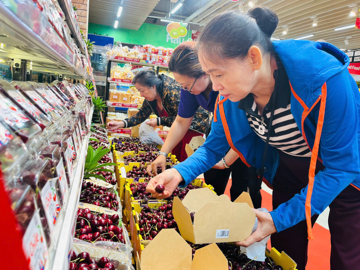 Cherry ChiLe hút khách hàng ngay ngày đầu tổ chức.