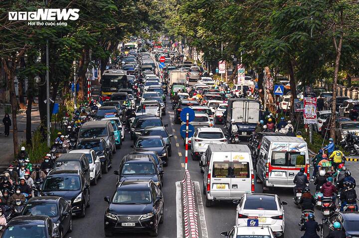 Tôi chọn gọi xe đi làm để có thời gian tự học, thay vì phải chịu đựng lái xe khi tắc đường mỗi ngày. (Ảnh minh họa: Viên Minh)