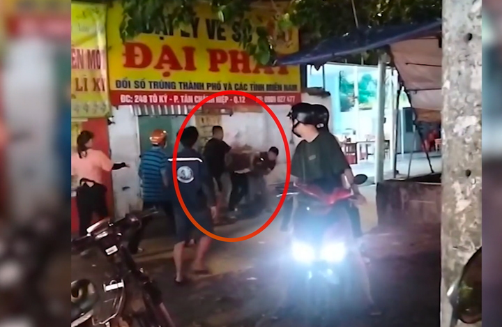 Dù không chống trả nhưng người đàn ông vẫn bị hai thanh niên đánh tới tấp trên đường phố.