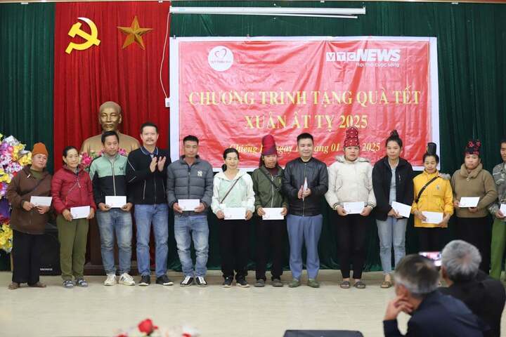 Đại diện Báo điện tử VTC News trao quà cho các hộ nghèo, hộ có hoàn cảnh khó khăn xã Chiềng Ly.