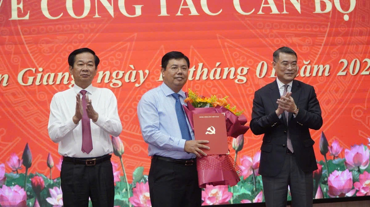Thừa uỷ quyền của Bộ Chính trị, Trưởng Ban Tổ chức Trung ương Lê Minh Hưng trao quyết định điều động ông Nguyễn Tiến Hải giữ chức Bí thư Tỉnh uỷ Kiên Giang