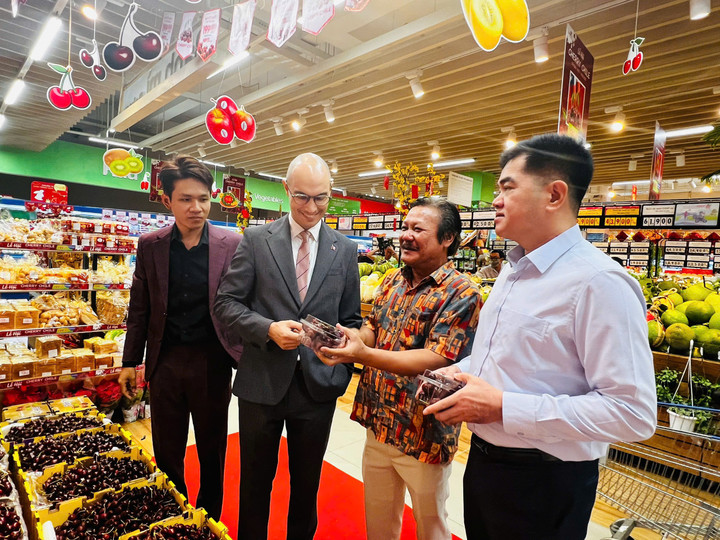 Tham tán thương mại Đại sứ quán Chile và Giám đốc Kinh doanh Saigon Co.op tham dự sự kiện Lễ hội cherry Chile.
