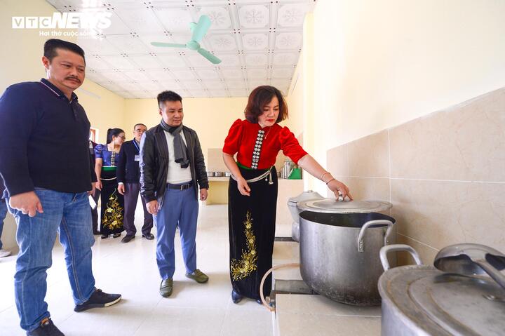 Nhà bếp ăn bán trú có 3 khu vực bếp nấu, khu vực rửa rau, đồ sống...