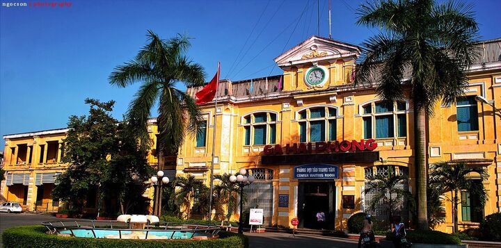 Trải qua thời gian 123 năm, Ga Hải Phòng vẫn giữ được nét kiến trúc cổ xưa. (Ảnh: Ngọc Sơn)