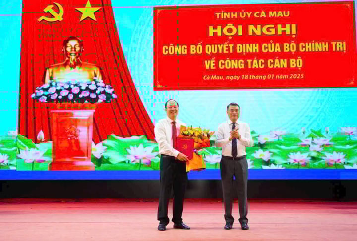 Ông Lê Minh Hưng - Ủy viên Bộ Chính trị, Bí thư Trung ương Đảng, Trưởng Ban Tổ chức Trung ương (bên phải) - trao quyết định cho ông Nguyễn Hồ Hải, Bí thư Tỉnh ủy Cà Mau.