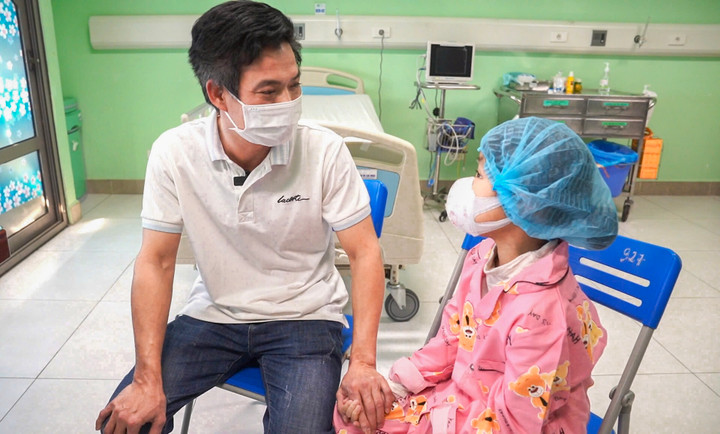 Trong suốt quá trình bé gái nhập viện, ghép thận, điều trị sau ghép... bố bệnh nhi luôn túc trực bên con gái.