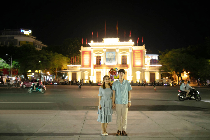 Nhà hát lớn rực rỡ nổi bật về đêm.