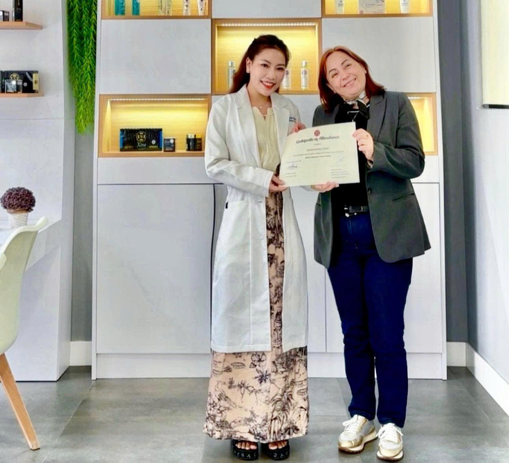 DS. Hoàng Hồng Thắm vinh dự trở thành 1 trong 3 đại diện Việt Nam tham gia chương trình tu nghiệp tại trời Âu cùng nhãn hàng Simildiet.