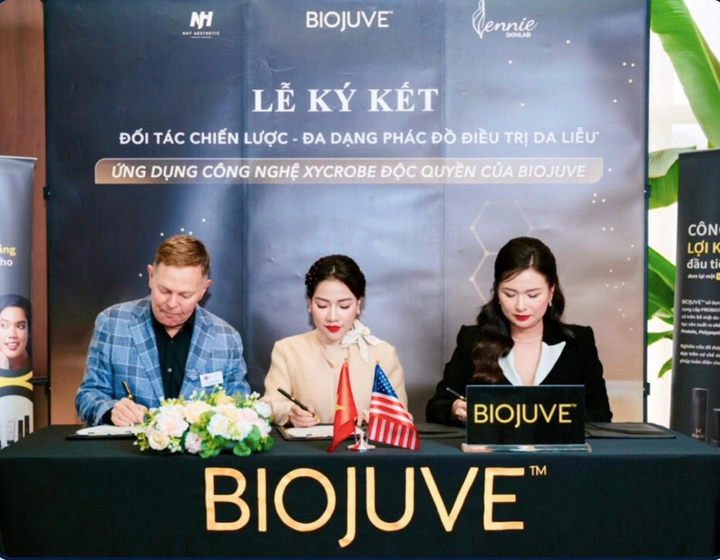Founder Lennie Skinlab (giữa) ký kết Đối tác chiến lược với nhãn hàng Biojuve.