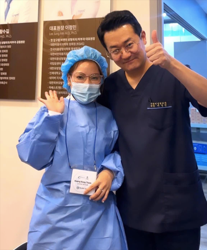 Founder Lennie SkinLab (trái) cùng Viện trưởng Lee Jung Min (Bác sĩ thẩm mỹ Hàn Quốc) trong chuyến tu nghiệp theo lời mời của Bệnh viện Thẩm mỹ Quốc tế Hàn Quốc.