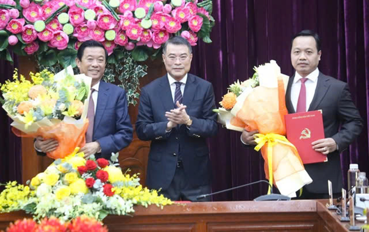 Ông Lê Minh Hưng (giữa) trao quyết định, chúc mừng ông Trần Tiến Dũng (bìa phải) và ông Bùi Văn Nghiêm.