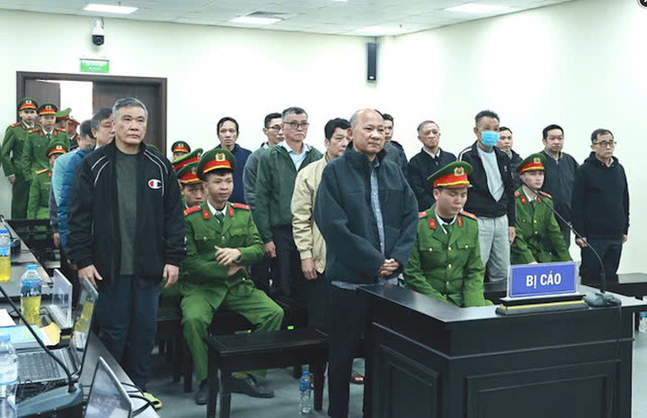 Bị cáo Lê Tiến Phương (đứng đầu) và các đồng phạm tại tòa