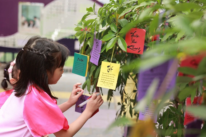 Chia sẻ về sự kiện, anh Phạm Việt Dũng, phụ huynh của 2 học sinh Olympia là Phạm Hoàng Minh và Phạm Phương Thảo Nhi cho biết, cả gia đình đã tham gia được 4-5 hoạt động và vô cùng thích thú vì có dịp cả gia đình được quây quần, trải nghiệm văn hóa truyền thống cùng nhau.