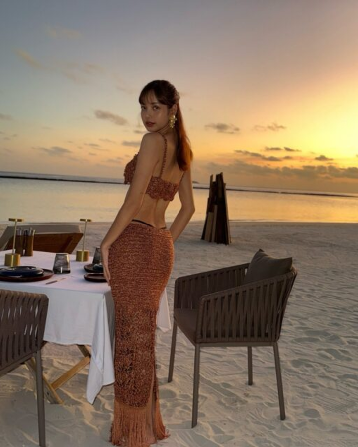 Lisa "đốt mắt" với loạt ảnh nghỉ dưỡng, khoe dáng "đồng hồ cát"