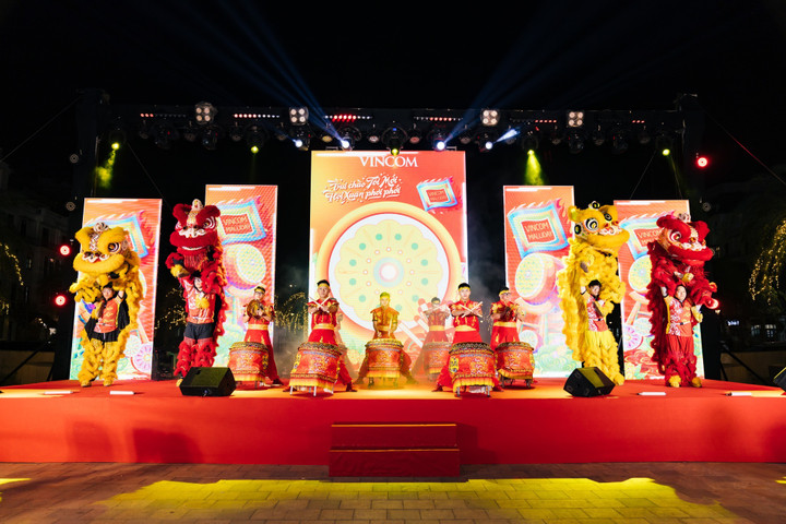 Chuỗi ngày trẩy hội vui xuân, sắm Tết linh đình vô cùng náo nhiệt tại Vincom.