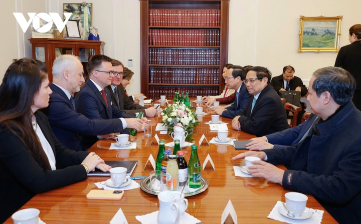 Trưa 17/1, tại trụ sở Quốc hội Ba Lan, Thủ tướng Chính phủ Phạm Minh Chính đã có cuộc hội kiến Chủ tịch Hạ viện Ba Lan Szymon Holownia. Hai bên nhất trí đẩy mạnh hợp tác trong lĩnh vực trụ cột này tương xứng với mối quan hệ chính trị và văn hóa tốt đẹp giữa hai nước và nhất trí phấn đấu nâng kim ngạc thương mại lên 5 tỷ USD. Hai bên nhất trí tiếp tục phối hợp chặt chẽ, ủng hộ lẫn nhau tại các diễn đàn đa phương, tổ chức quốc tế, nhất là tại Liên hợp quốc, ASEAN-EU.