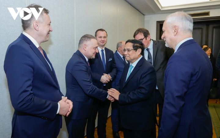 Trưa 17/1, Thủ tướng Phạm Minh Chính tiếp Nhóm Nghị sĩ Hữu nghị Ba Lan – Việt Nam. Thủ tướng Phạm Minh Chính đề nghị các nghị sĩ và Quốc hội Ba Lan tiếp tục ủng hộ thúc đẩy quan hệ hai nước phong phú, sâu sắc hơn, hướng đến nâng quan hệ hai nước lên cấp chiến lược; ủng hộ triển khai hiệu quả các thoả thuận giữa hai Chính phủ, biến tiềm năng thành những dự án hợp tác cụ thể mang lại lợi ích cho nhân dân 2 nước, trong đó có việc thành lập Uỷ ban Liên Chính phủ giữa hai nước; ủng hộ, giúp đỡ và thúc đẩy để các doanh nghiệp hai nước tăng cường hợp tác dầu tư, sớm đạt nâng kim ngạch thương mại 2 chiều sớm đạt 5 tỷ USD.