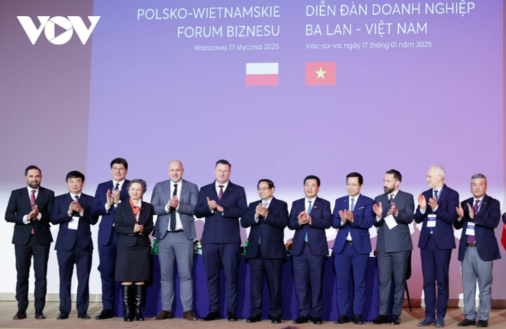 Chiều 17/1, Thủ tướng Phạm Minh Chính dự và phát biểu tại Diễn đàn doanh nghiệp Việt Nam – Ba Lan. Thủ tướng nhấn mạnh tiềm năng hợp tác kinh tế, đầu tư, thương mại giữa hai nước rất phong phú và kêu gọi các doanh nghiệp Ba Lan hãy tăng cường đến đầu tư tại Việt Nam để đôi bên cùng thắng.