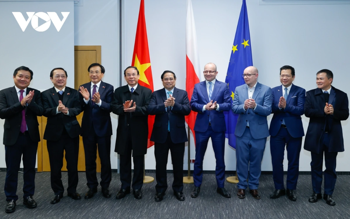 Chiều tối 17/1, Thủ tướng Phạm Minh Chính tới thăm và làm việc tại Viện Nghiên cứu quốc gia về an ninh mạng của Ba Lan (NASK) - trung tâm hàng đầu về nghiên cứu, ứng dụng và phát triển Internet, chuyển đổi số, an ninh mạng và bảo mật thông tin của Ba Lan. Thủ tướng đã đề xuất một số hướng hợp tác cụ thể giữa NASK với phía Việt Nam như hợp tác với các tập đoàn công nghệ thông tin hàng đầu của Việt Nam trong chia sẻ kinh nghiệm, chuyển giao công nghệ và hợp tác thương mại.