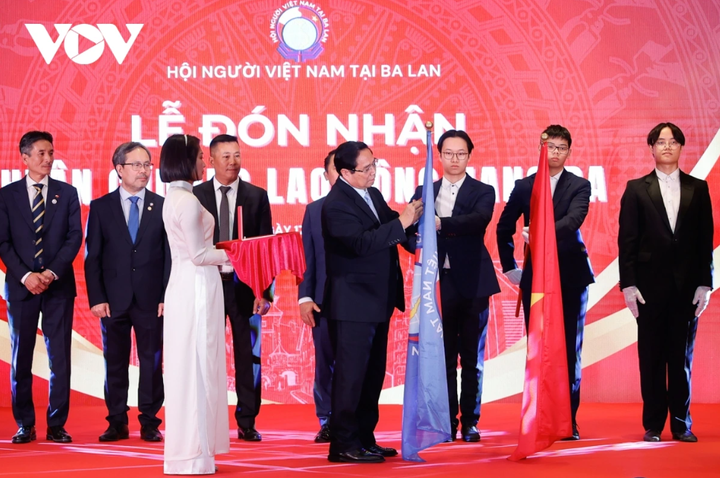 Tối 17/1, Thủ tướng Chính phủ Phạm Minh Chính và Phu nhân đã dự chương trình "Xuân Quê hương Ất Tỵ 2025", chung vui đón Tết sớm với cộng đồng người Việt Nam tại Ba Lan. Tại sự kiện, thay mặt Lãnh đạo Đảng, Nhà nước, Thủ tướng Chính phủ Phạm Minh Chính đã trao tặng Huân chương Lao động hạng Ba cho Hội người Việt Nam tại Ba Lan về những đóng góp tích cực trong việc xây dựng, phát triển cộng đồng người Việt Nam ở nước ngoài và các hoạt động hướng về quê hương, đất nước.