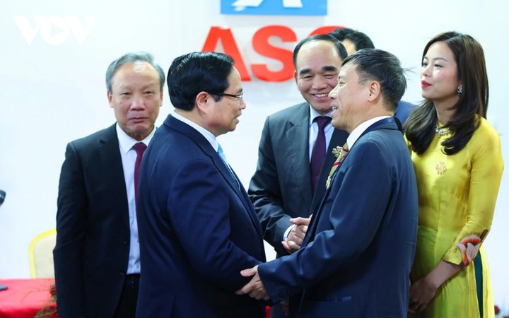 Sáng 18/1, Thủ tướng Phạm Minh Chính và Phu nhân cùng các thành viên đoàn đại biểu cấp cao Việt Nam đã thăm Trung tâm Thương mại ASG tại Thủ đô Warsaw. Thủ tướng mong muốn cộng đồng người Việt Nam nói chung và bà con làm ăn, buôn bán tại Trung tâm thương mại ASG nói riêng tiếp tục làm việc, kinh doanh đúng luật pháp để phát triển nhanh, bền vững, hiệu quả, góp phần kết nối 2 nền kinh tế. Thủ tướng cũng mong bà con tiếp tục phát huy tinh thần đoàn kết và tự cường, phối hợp, hỗ trợ lẫn nhau trong hoạt động kinh doanh và đời sống, tạo công ăn việc làm và đưa người thân quen trong nước sang làm việc.