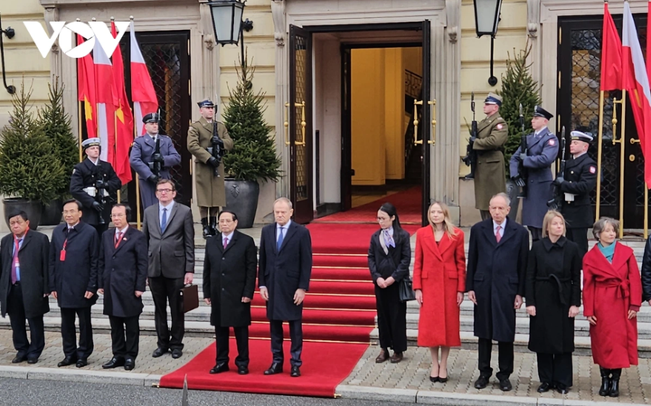 Sáng 16/1, Thủ tướng Ba Lan Donald Tusk chủ trì lễ đón chính thức Thủ tướng Phạm Minh Chính tại Phủ Thủ tướng Ba Lan. Sau Lễ đón chính thức trang trọng, Thủ tướng Phạm Minh Chính đã gặp hẹp và hội đàm với Thủ tướng Ba Lan Donald Tusk.