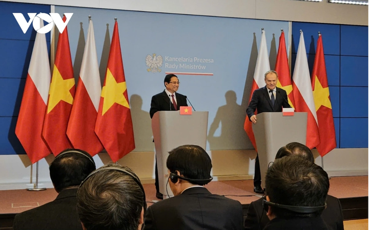 Trưa 16/1, Thủ tướng Ba Lan Donald Tusk và Thủ tướng Phạm Minh Chính đã gặp gỡ báo chí để thông báo về kết quả hội đàm. Thủ tướng Ba Lan Donald Tusk đặc biệt đánh giá cao phía Việt Nam đã quyết định áp dụng miễn thị thực ngắn hạn cho công dân Ba Lan, đồng thời khẳng định Ba Lan sẽ sớm phê chuẩn Hiệp định Bảo hộ đầu tư Việt Nam - EU (EVIPA). Thủ tướng Phạm Minh Chính cảm ơn và đề nghị Ba Lan tiếp tục tạo thuận lợi hơn nữa cho cộng đồng người Việt sinh sống và phát triển; nghiên cứu xác định cộng đồng người Việt tại Ba Lan là dân tộc thiểu số của nước này.