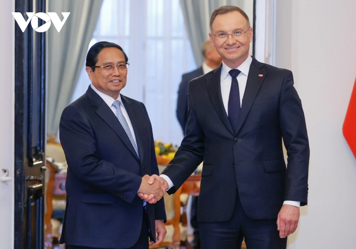 Chiều 16/1, Thủ tướng Phạm Minh Chính hội kiến Tổng thống Ba Lan Andrzej Duda. Trao đổi về định hướng và những biện pháp quan trọng nhằm đưa quan hệ hai nước ngày càng đi vào chiều sâu, hiệu quả, hai nhà lãnh đạo nhất trí tiếp tục tăng cường tiếp xúc và trao đổi đoàn các cấp, nhất là cấp cao, nhằm tăng cường sự tin cậy chính trị và hiểu biết lẫn nhau, làm nền tảng để sớm nâng tầm quan hệ Việt Nam – Ba Lan lên tầm chiến lược.