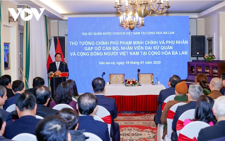Tối 16/1, Thủ tướng Phạm Minh Chính cùng Phu nhân Lê Thị Bích Trân và Đoàn đại biểu Việt Nam đã gặp gỡ cán bộ, nhân viên Đại sứ quán và cộng đồng người Việt Nam tại Ba Lan. Nhân dịp năm mới, thay mặt lãnh đạo Đảng, Nhà nước, Thủ tướng gửi lời chúc mừng tốt đẹp nhất tới cộng đồng người Việt Nam tại Ba Lan.