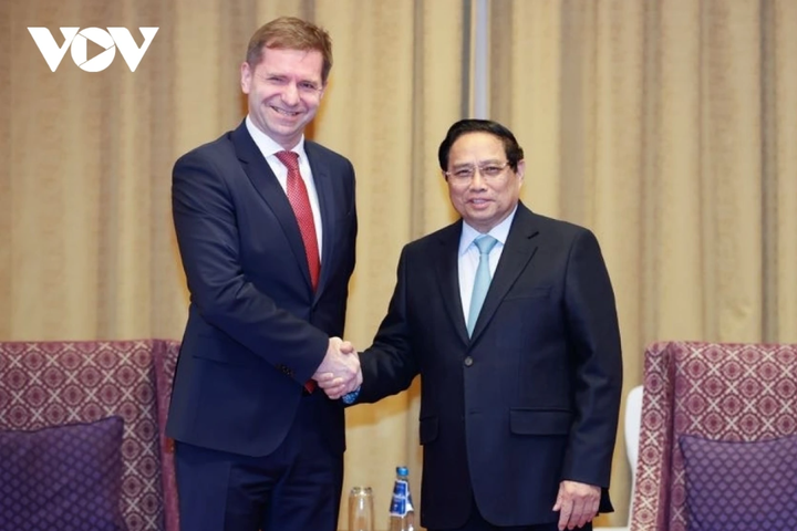 Sáng 17/1, Thủ tướng Phạm Minh Chính tiếp ông Michal Fijol - Quyền Chủ tịch Hội đồng quản trị tập đoàn hàng không LOT của Ba Lan. Thủ tướng Phạm Minh Chính đề nghị LOT tiên phong mở lại đường bay tới Việt Nam, tiếp tục hợp tác với Vietnam Airlines để khai thác các đường bay, trong đó có hình thức bay charter, đưa du khách tới các điểm du lịch nổi tiếng của Việt Nam.